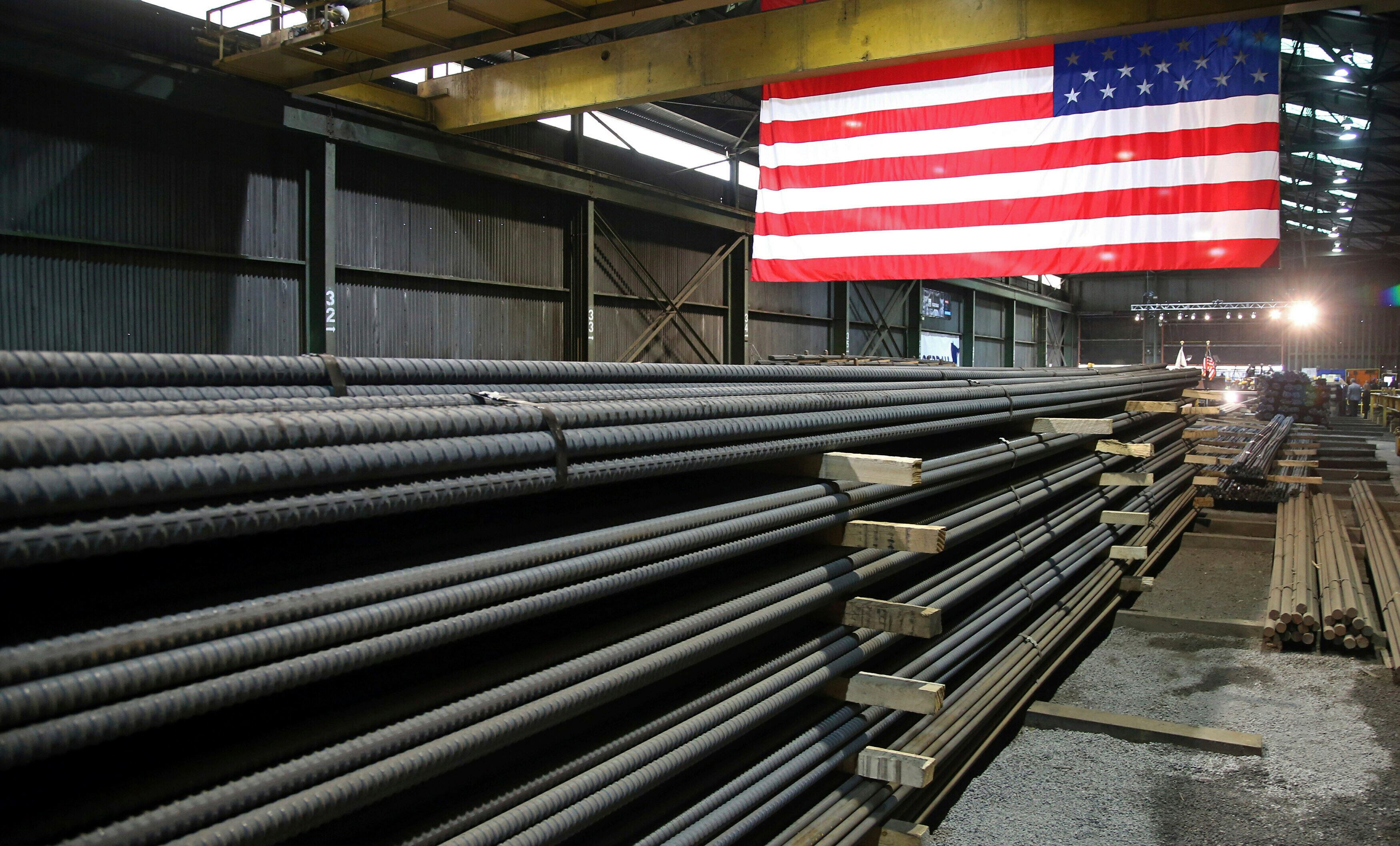 En esta imagen del 9 de mayo de 2019 se pueden ver varillas de acero en la planta de producción de Gerday Ameristeel, en St. Paul, Minnesota. (AP Foto/Jim Mone, Archivo)