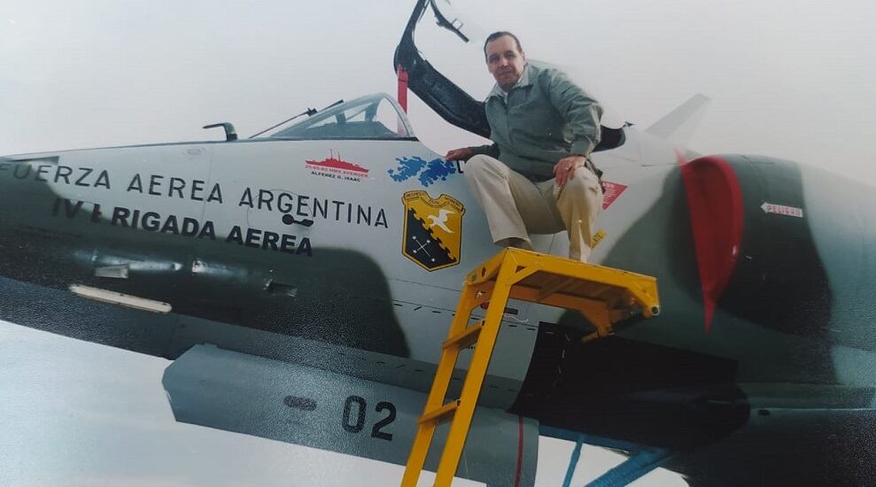 Caffaratti, 20 años después de la guerra, junto a uno de los aviones exhibidos por la Fuerza Aérea y que tomaron parte de las acciones. Tras el conflicto del '82, el oficial cordobés continuó con su carrera militar hasta su retiro.