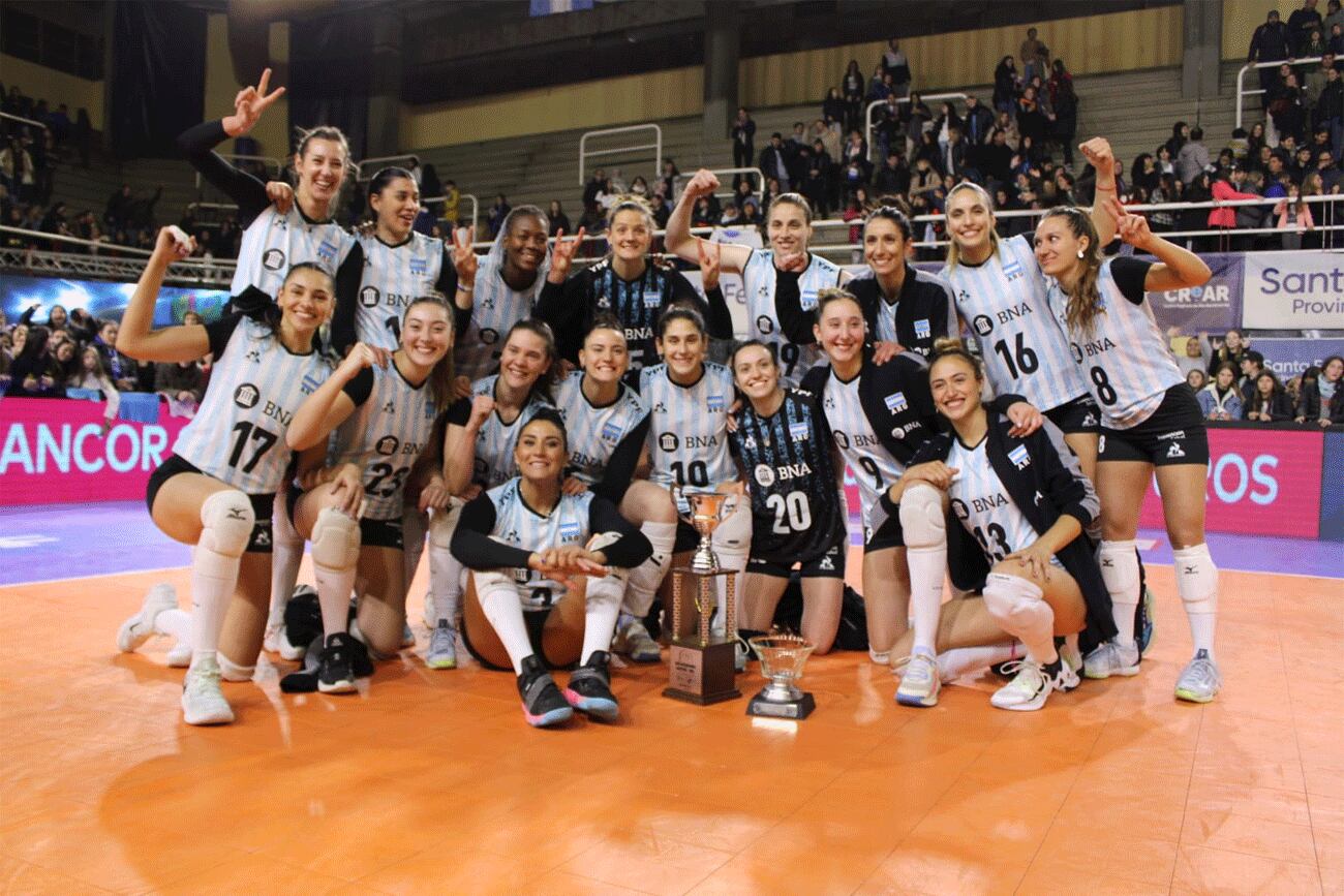 Pura alegría en la selección femenina de vóley, que logró su victoria más contundente frente a Cuba en la gira. (Prensa AVR)