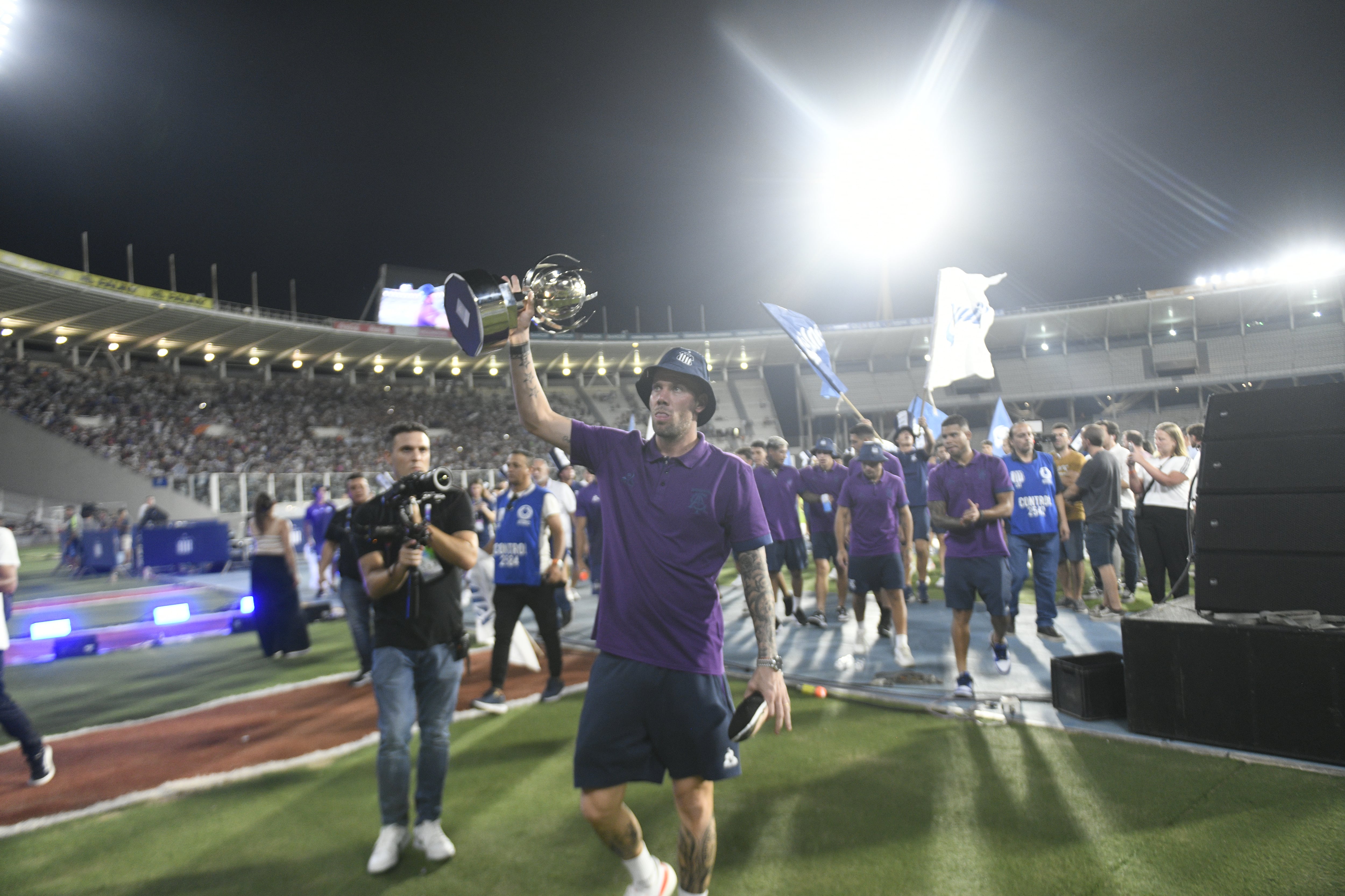 Talleres festejó en el Kempes con su hinchada la obtención de la Supercopa Internacional después de ganarle a River en Paraguay. Foto Javier Ferreyra