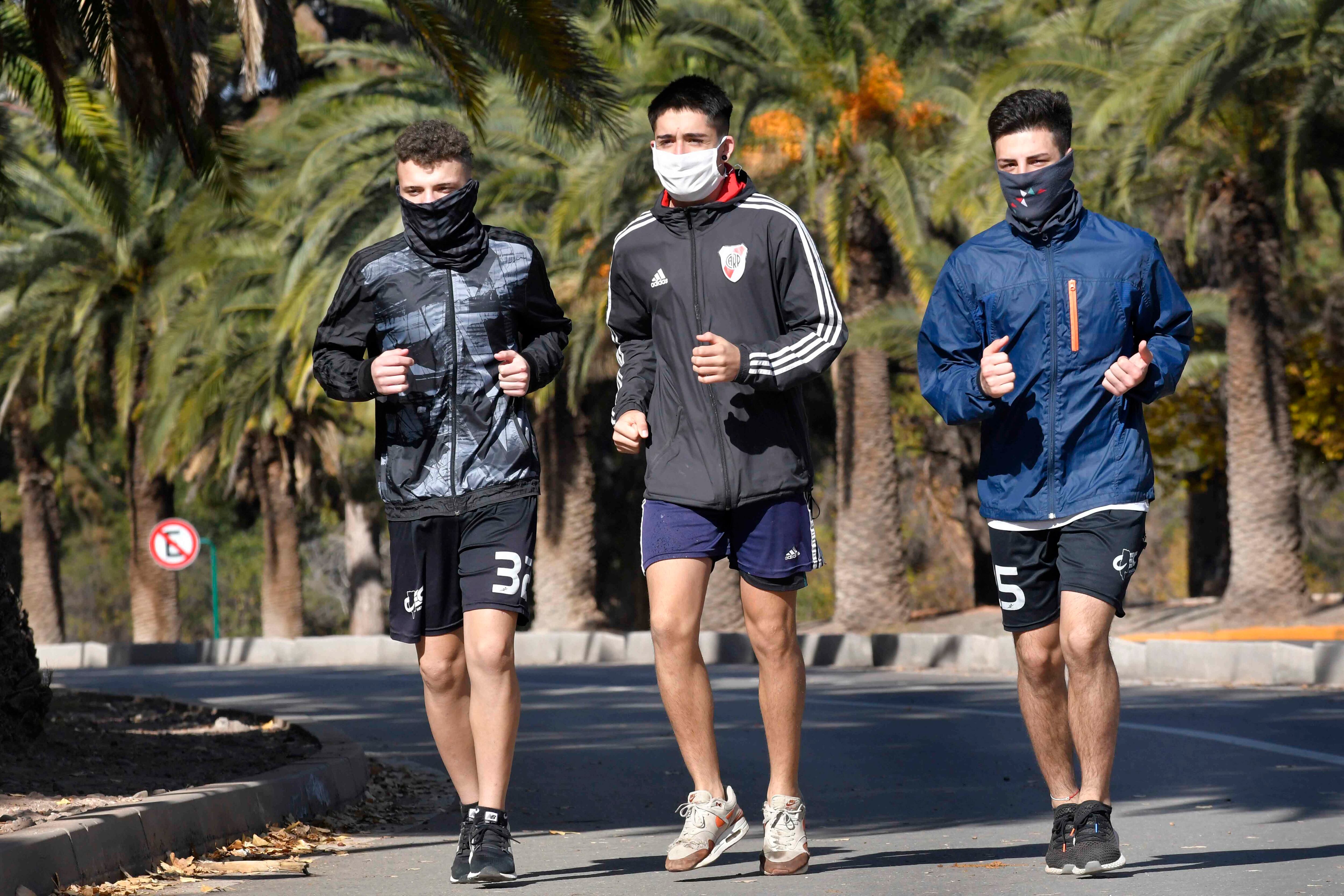 El paciente habría salido a correr y eso le provocó dolor de rodilla. 