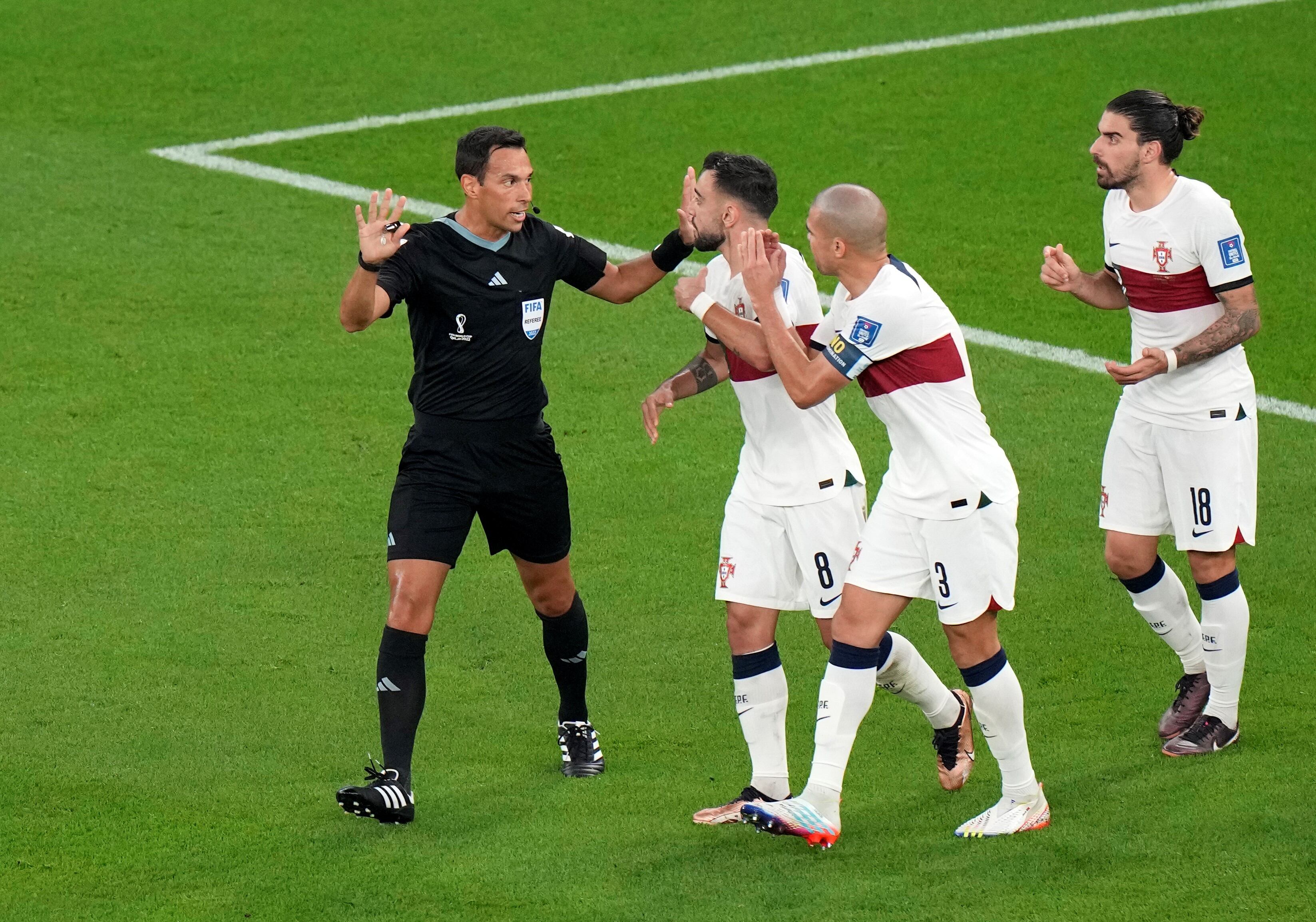 El árbitro bahiense Facundo Tello dirigió el histórico triunfo de Marruecos ante Portugal. 