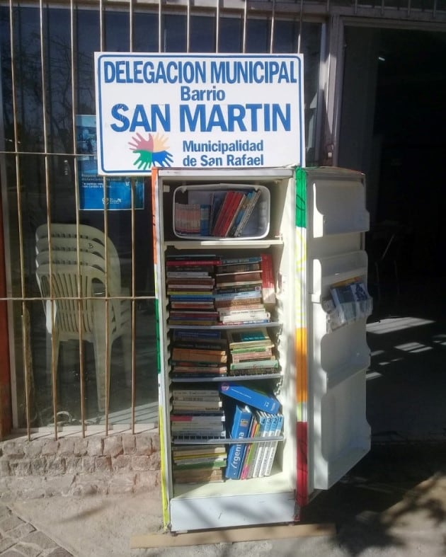 La heladera literia está en la vereda de la Delegación Municipal del barrio San Martín en San Rafael.