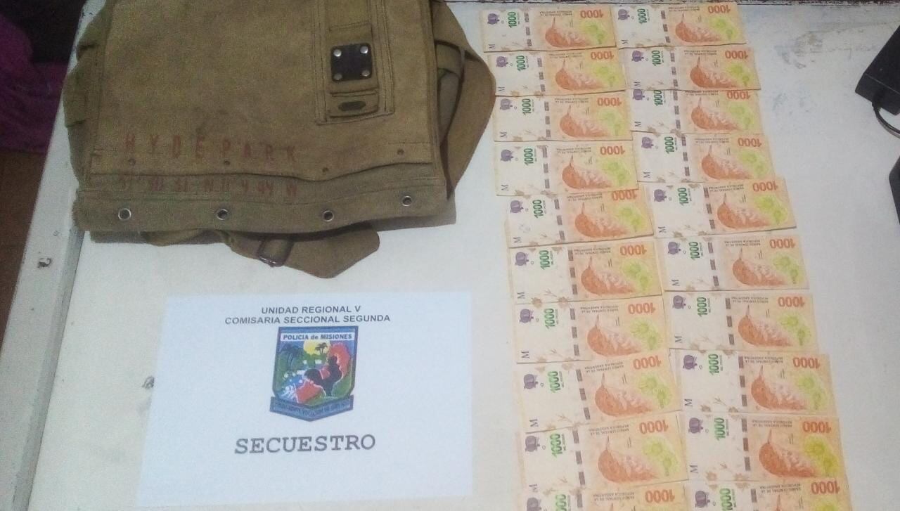 Detienen a dos hombres con dinero en su poder en Puerto Iguazú.