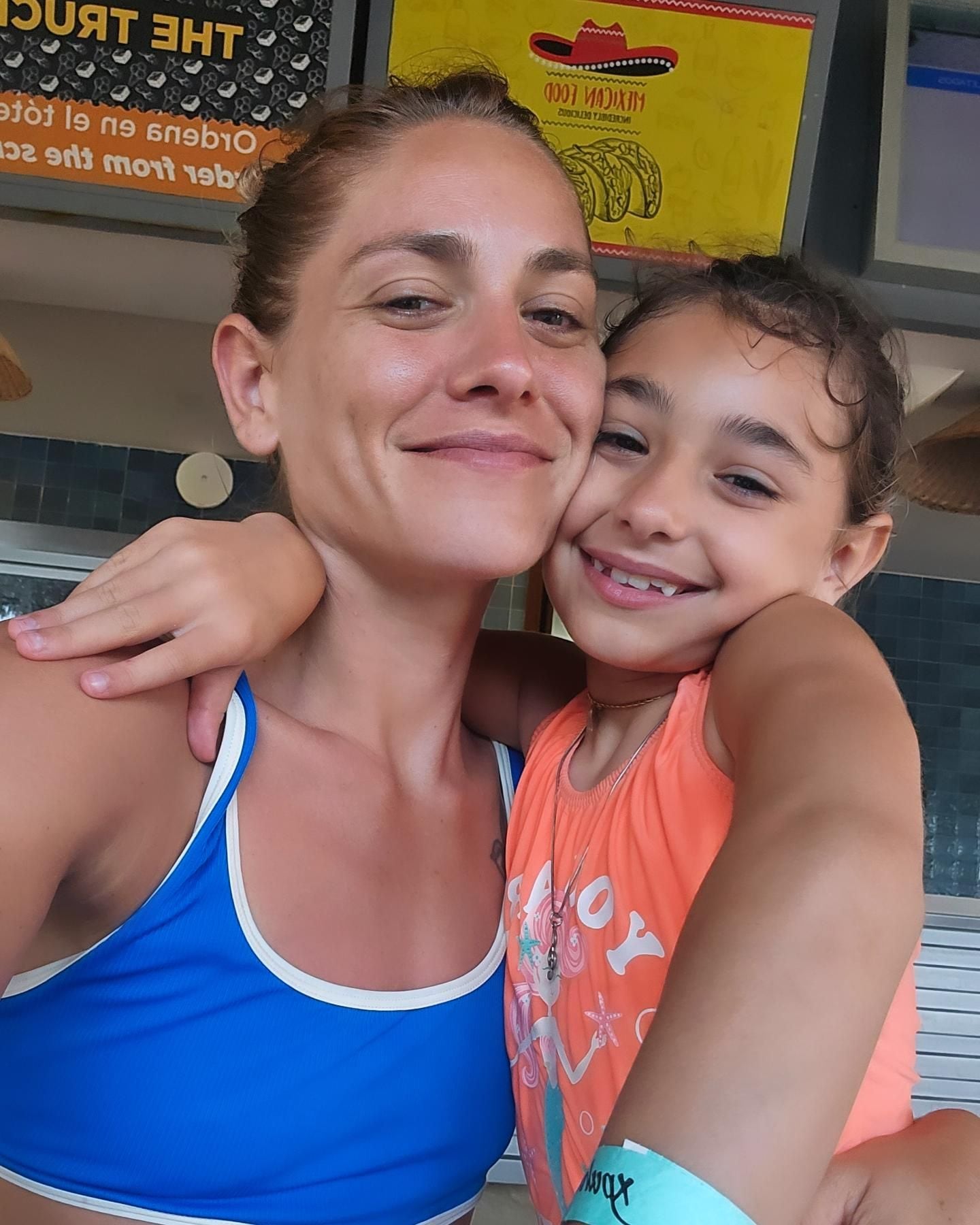 Rocío junto a su hija, "Lupita", como la llama ella.