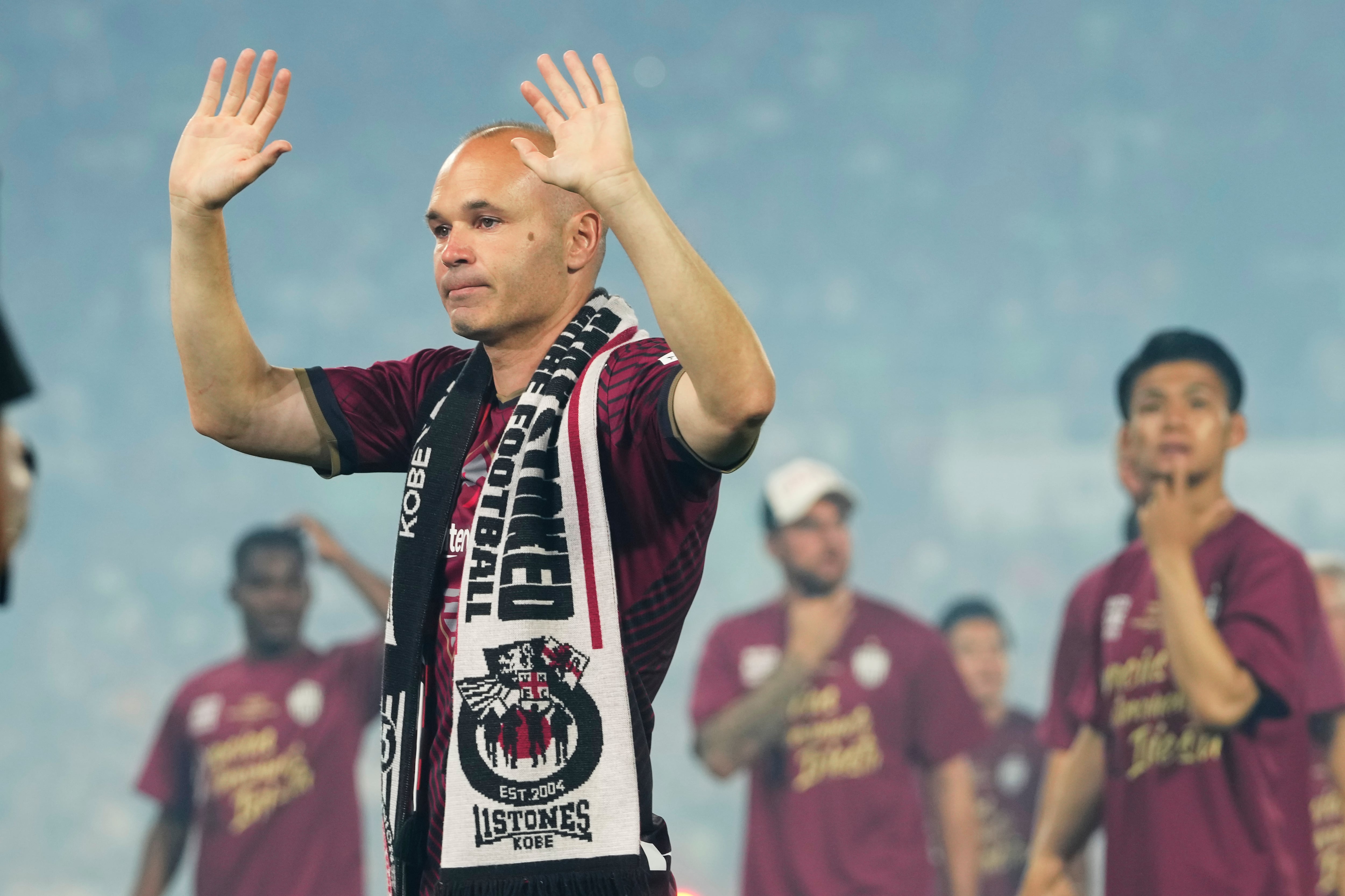 Andrés Iniesta saluda a los aficionados de Vissel Kobe al final de un acto de despedida del club tras el partido contra Consadole Sapporo en Kobe, Japón, el sábado 1 de julio de 2023. (AP Foto/Hiro Komae)