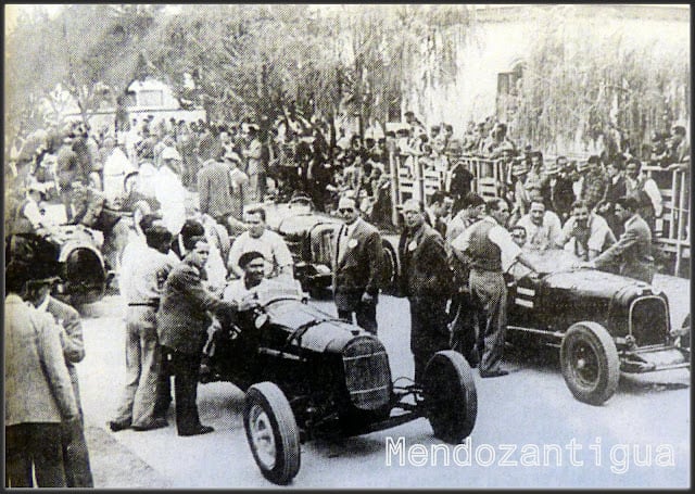 Gran Premio Vendimia de 1947. circuito El Plumerillo. En la primera fila Juan Manuel Fangio en su Chevrolet ( a la izquierda con boina) y el mendocino Pablo Gullé en su Ford-Bugatti ( a la derecha con antiparras).