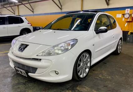 Un Peugeot 207 blanco fue el primer auto de Rodrigo De Paul