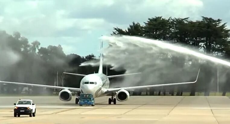 El bautismo del nuevo avión de carga de Aerolíneas Argentinas.