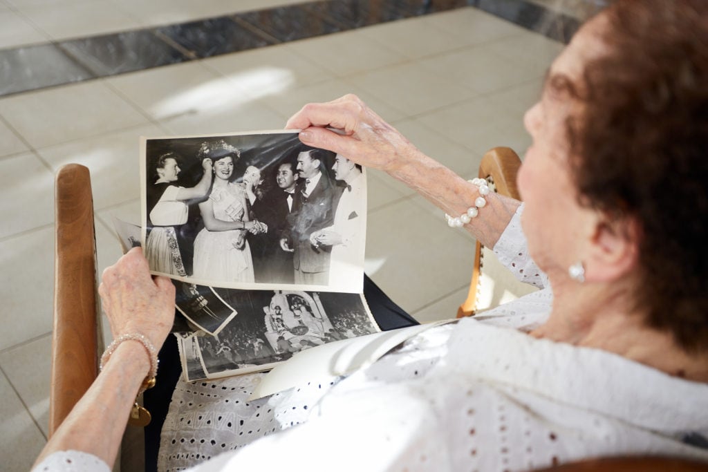 Josefina Di Pietro muestra orgullosa las fotos de su coronación como Reina Nacional de la Vendimia 1946. Gentileza Marcelo Aguilar/Prensa Las Heras