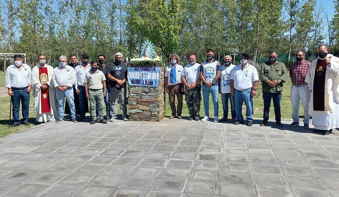 La réplica de la Virgen de Luján junto al monumento que recuerda a los veteranos de Malvinas en la escuela Bufano. Foto 