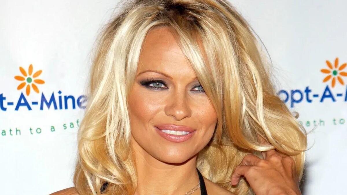 Diva al natural: Pamela Anderson deslumbra sin maquillaje a sus 56 años