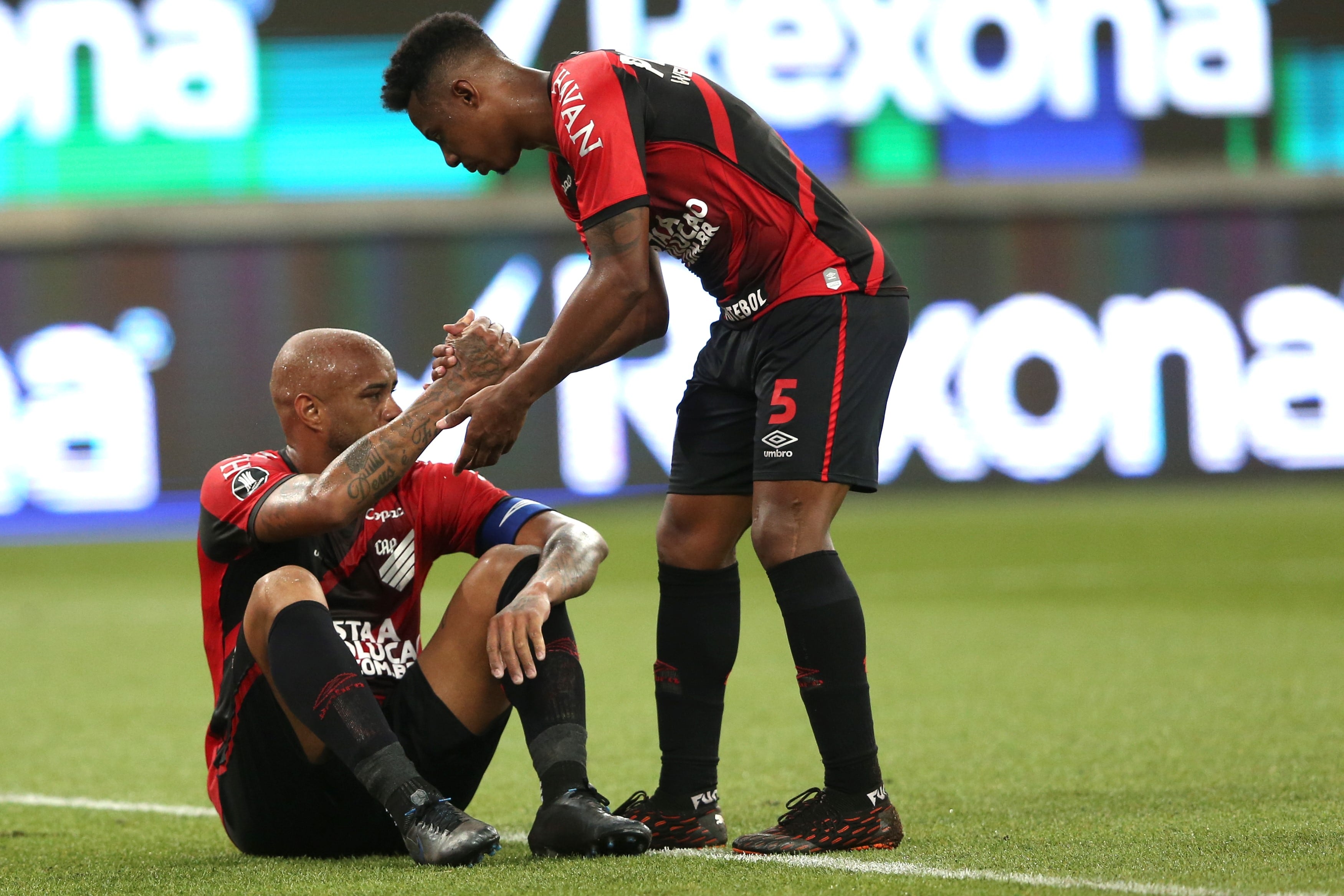 Paranaense quedó con 10 jugadores por la expulsión de Reinaldo y desde entonces puso una línea de cinco defensores para defender bien atrás el resultado (Foto: Rodolfo Buhrer / AP)