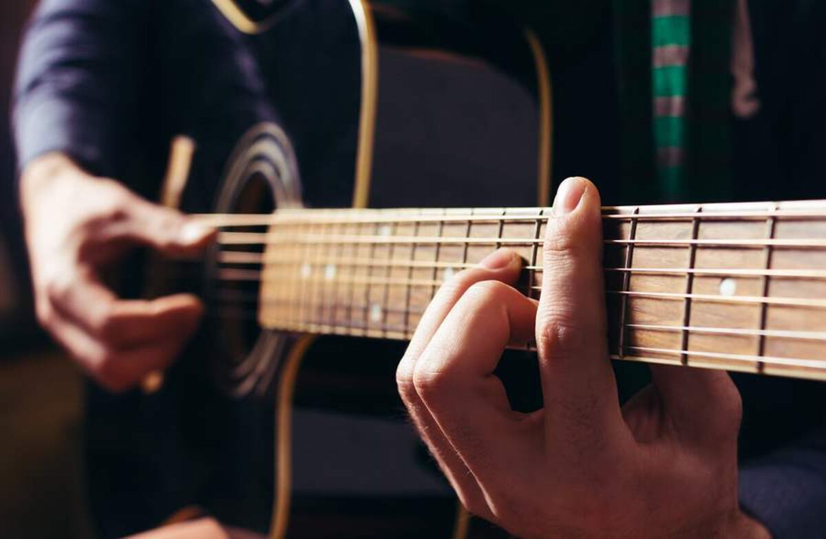 Viral en Córdoba: la insólita técnica de un músico para beber y tocar la guitarra al mismo tiempo