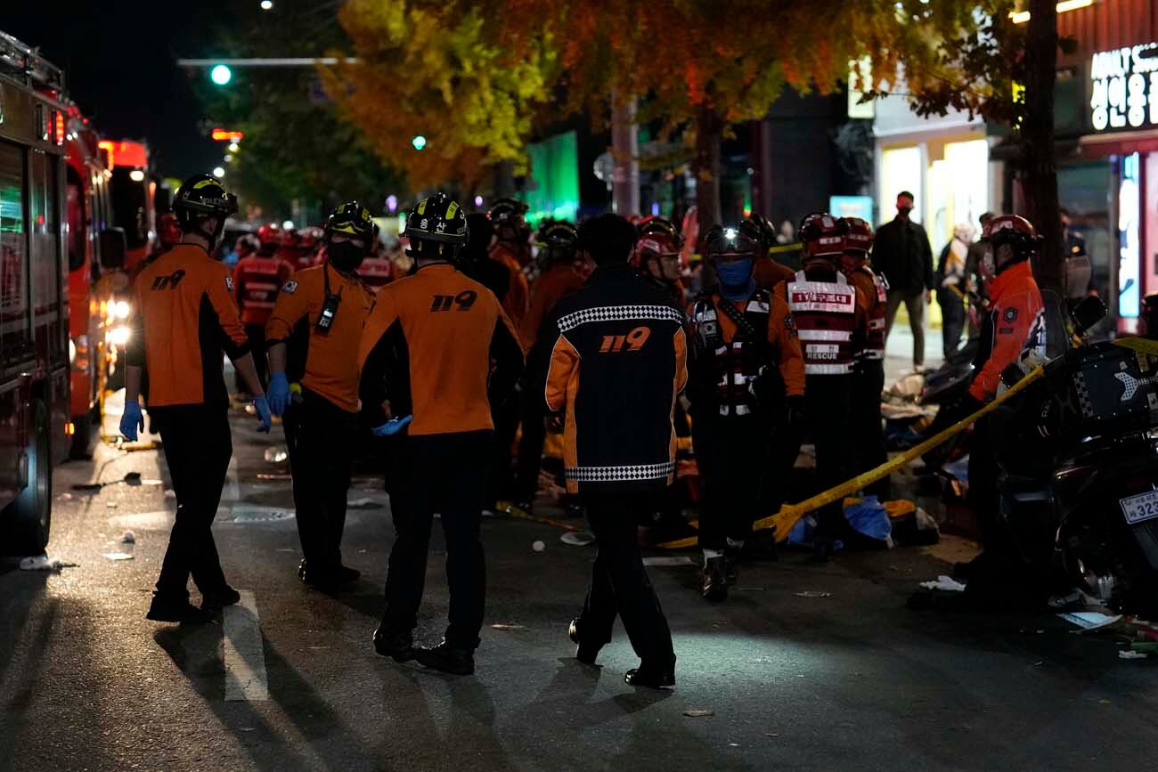 Socorristas y bomberos trabajando en la escena de la estampida fatal en Seul, Corea del Sur, durante celebraciones de Halloween, el sábado, 29 de octubre del 2022. 