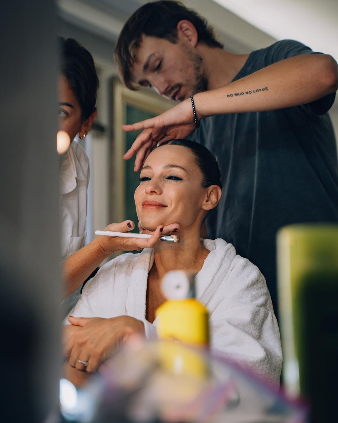 Pampita se prepara para salir a escena