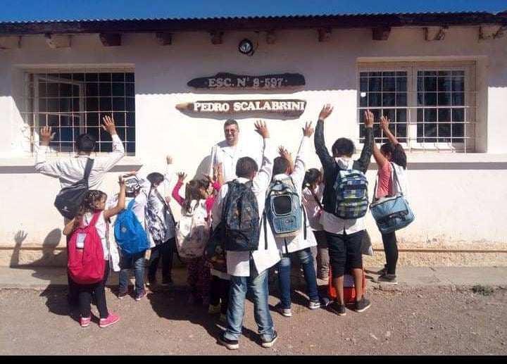 Alumnos de la escuela Pedro Scalabrini, felices con sus nuevas Mochis.