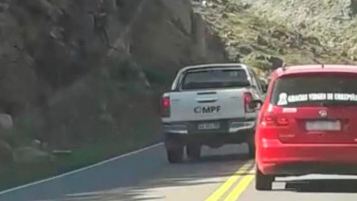 Polémica en Córdoba por una camioneta del Poder Judicial infringiendo las leyes de tránsito