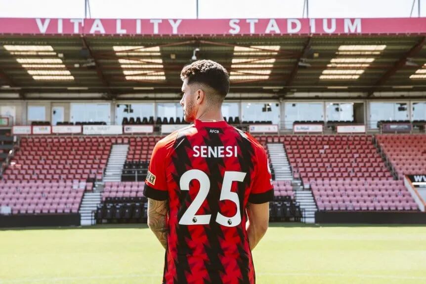 Marcos Senesi juega en el Bournemouth.