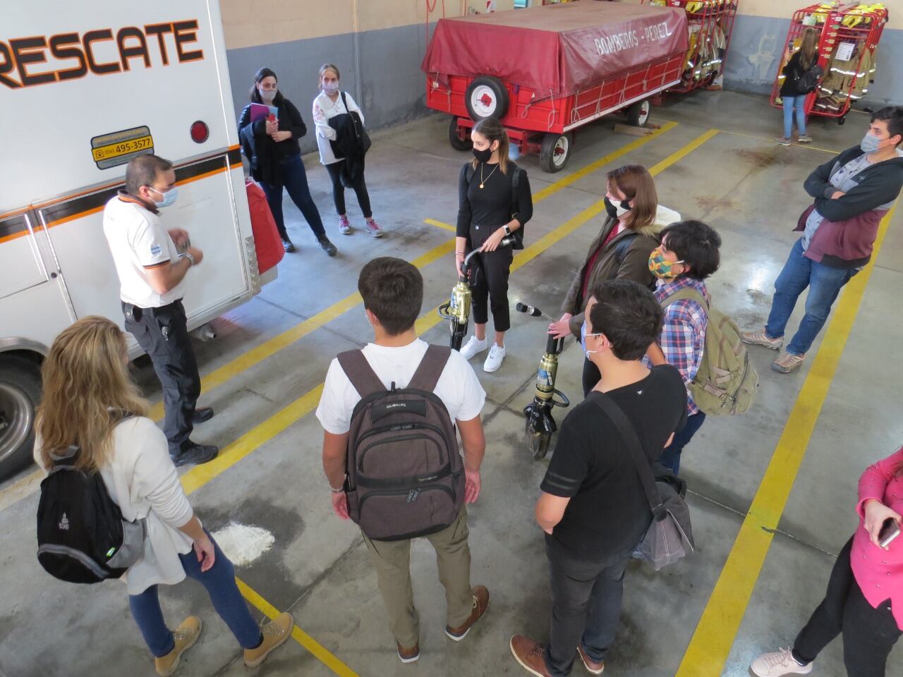 Estudiantes de Arquitectura de la UNR trabajando en el proyecto "Un cuartel de Bomberos para los próximos 50 años”, en la localidad de Pérez (Bomberos Voluntarios de Pérez)