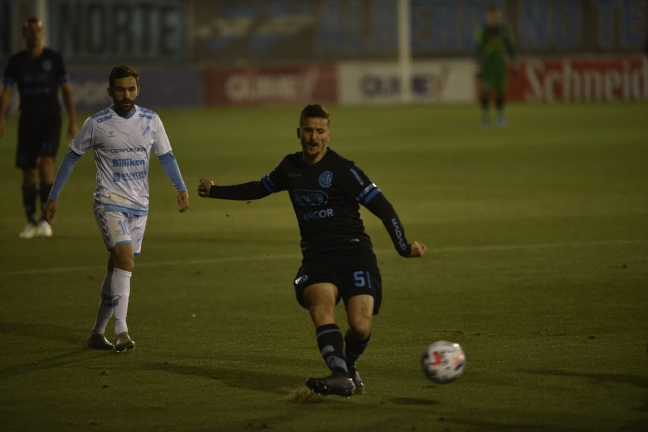 Emiliano Romero, volante de Belgrano, en el partido ante Temperley en el Gigante de Alberdi por la fecha 14 de la Primera Nacional. (Facundo Luque)