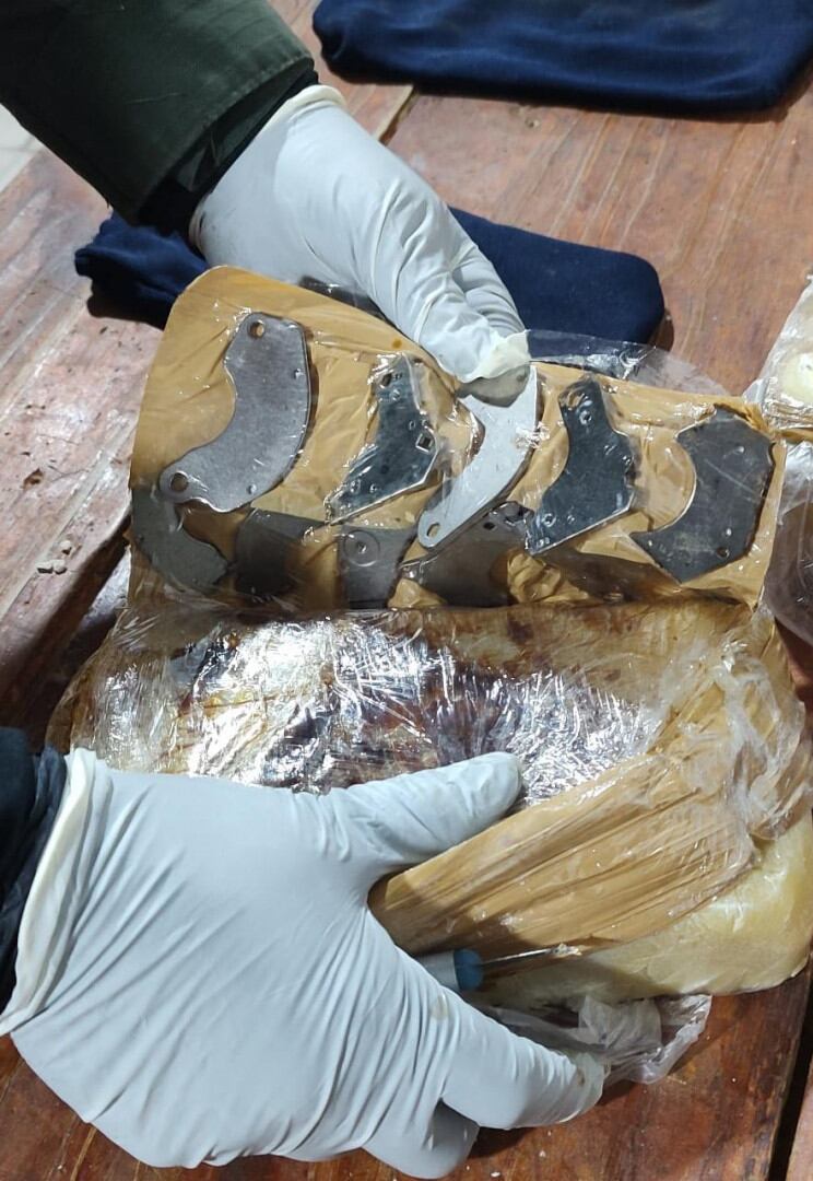 El ingenioso artilugio -imanes pegados en los paquetes de droga para adosarlos debajo de los asientos- fue frustrado por el efectivos olfato de "Canela".