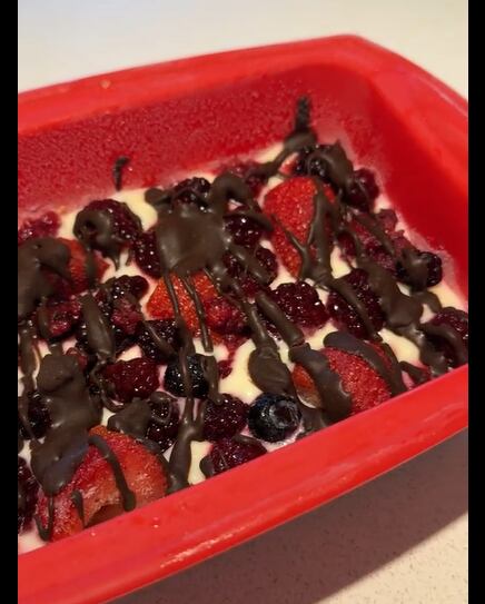 Receta saludable de barritas de yogur y frutos rojos