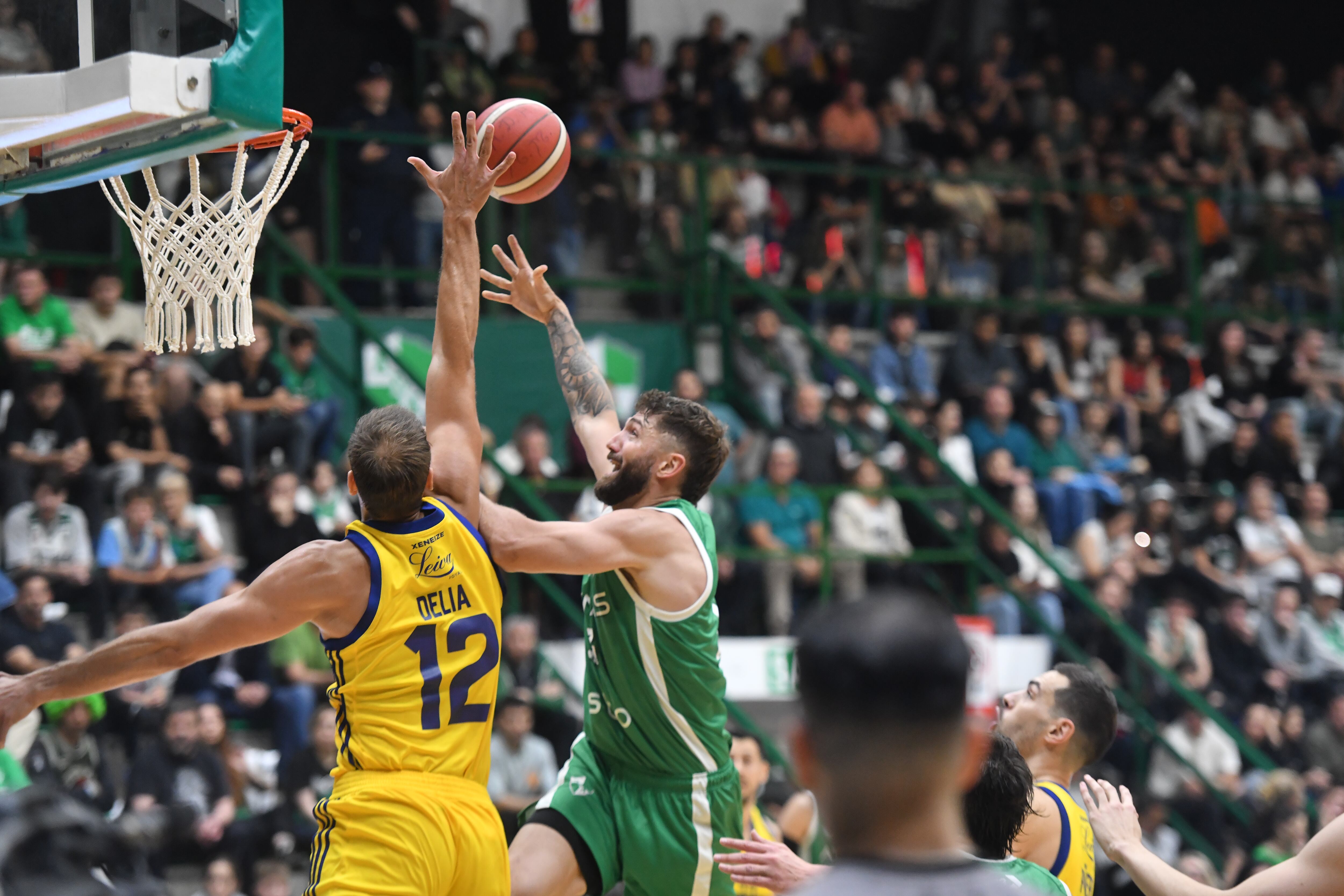 Atenas inauguró oficialmente su estadio enfrentando a Boca en el comienzo de la Liga Nacional de Basquet. Foto Javier Ferreyra