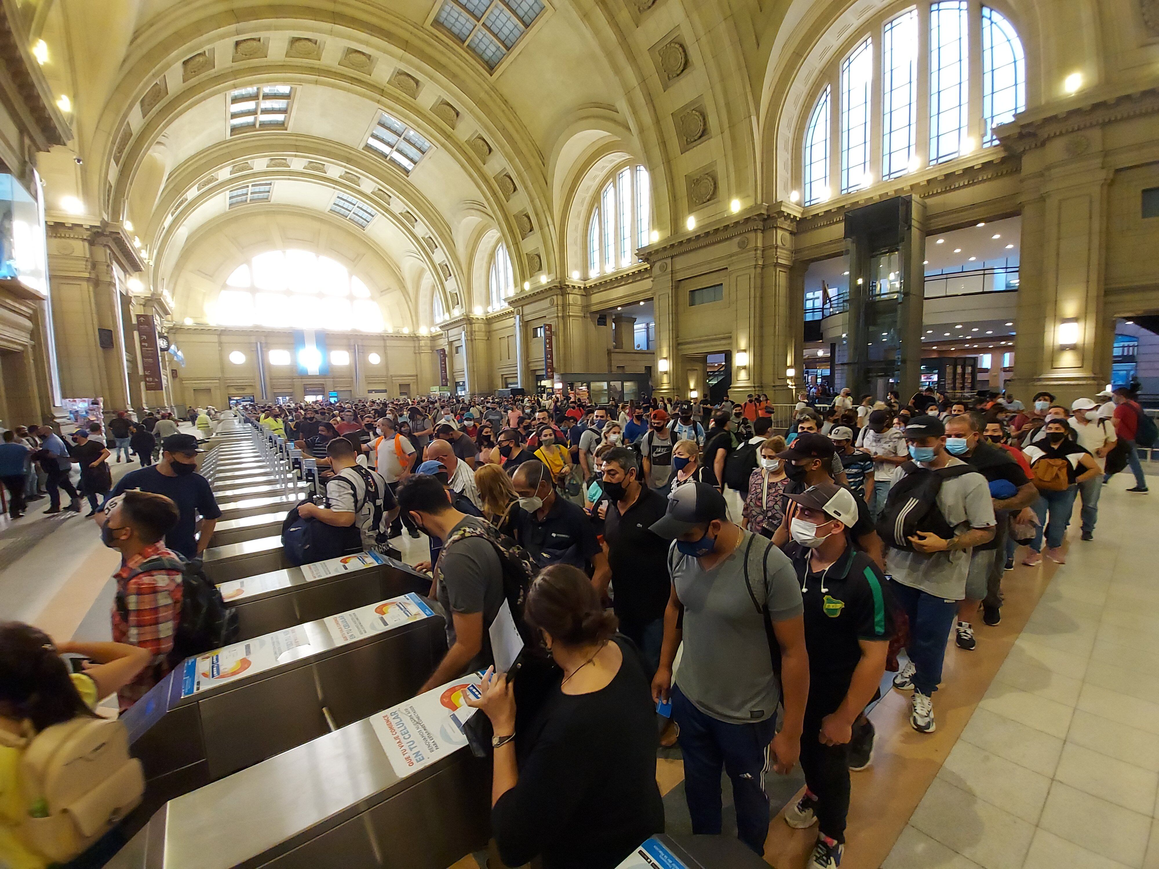 Coronavirus en Argentina Buenos Aires
Covid19 controles en la estación de tren Constitución.  Transporte público.
Foto Clarin