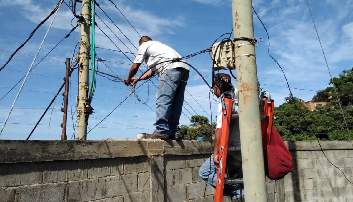 Iban a instalar una antena de internet y les robaron hasta las escaleras