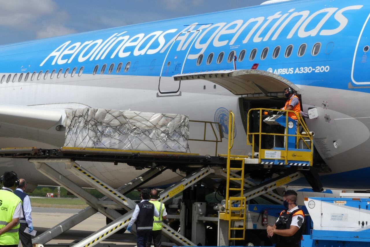 El avión que arribó el pasado sábado con las 300 mil nuevas dosis que deberán ser aplicadas en quienes recibieron la primera.