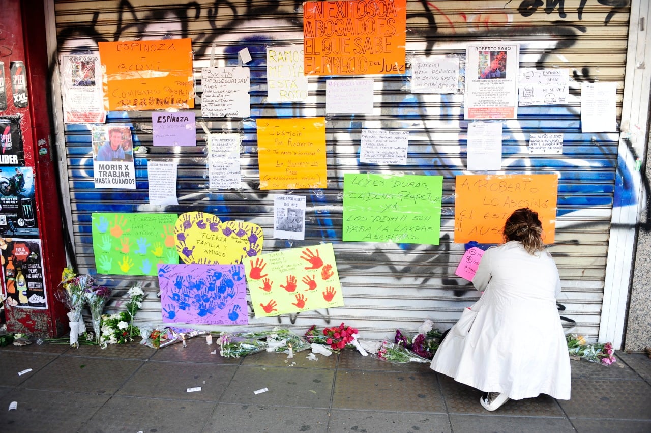 La persiana baja con carteles de despedida y pedidos de justicia en el kiosco de Roberto Sabo, el hombre asesinado el domingo por la tarde. (Clarin)