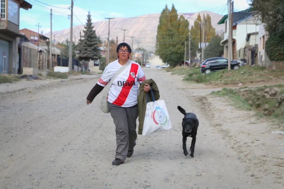 Alicia, la querida canillita de Bariloche que vive en una casa sin conexión eléctrica ni baño y usa el calor del horno a gas para enfrentar el frío.