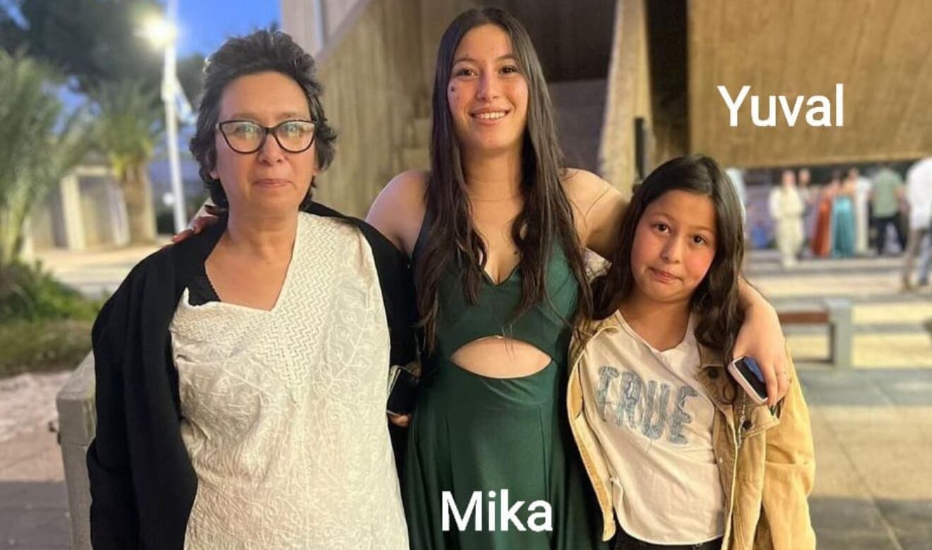 Karina Engelbert junto a sus dos hijas. La familia entera está desaparecida desde el atentado de Hamas al kibutz Nir-Oz.