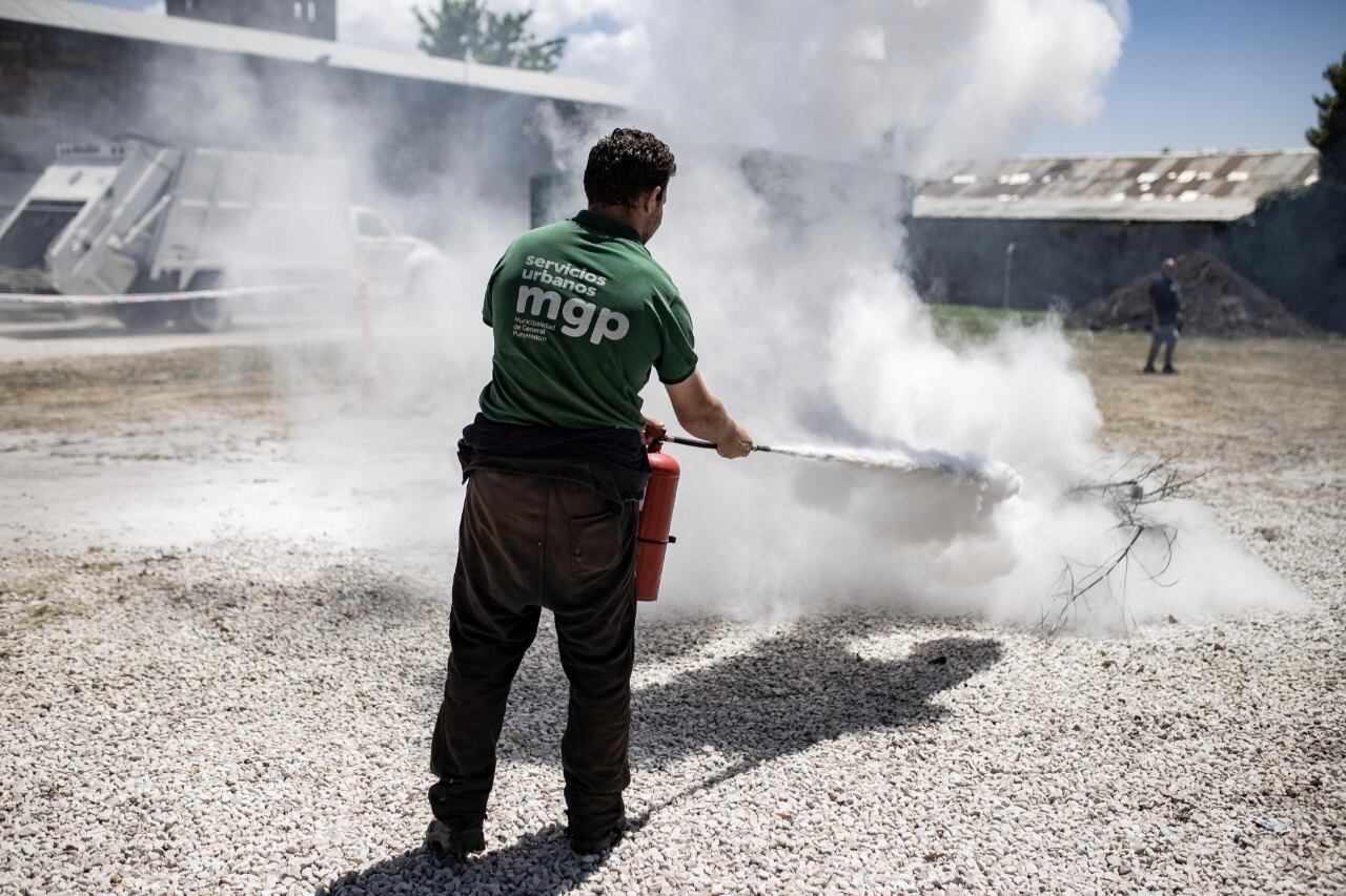 Además,se coloca cartelería para prevenir los incendios forestales en todos los accesos a la ciudad y advertir sobre el peligro de derrumbes en la zona de acantilados costeros