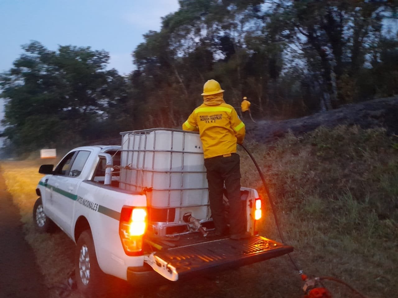 Más de cuatro horas para combatir un incendio en Puerto Iguazú.