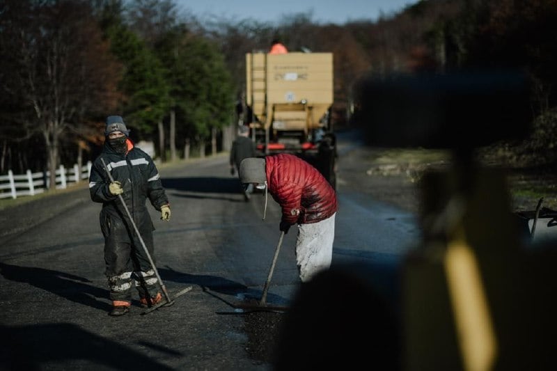 Los trabajos se llevaron a cabo sobre la calle que sirve de acceso a hoteles y a las pistas de esquí de la ciudad e incluyó la instalación de un nuevo sistema de drenaje.