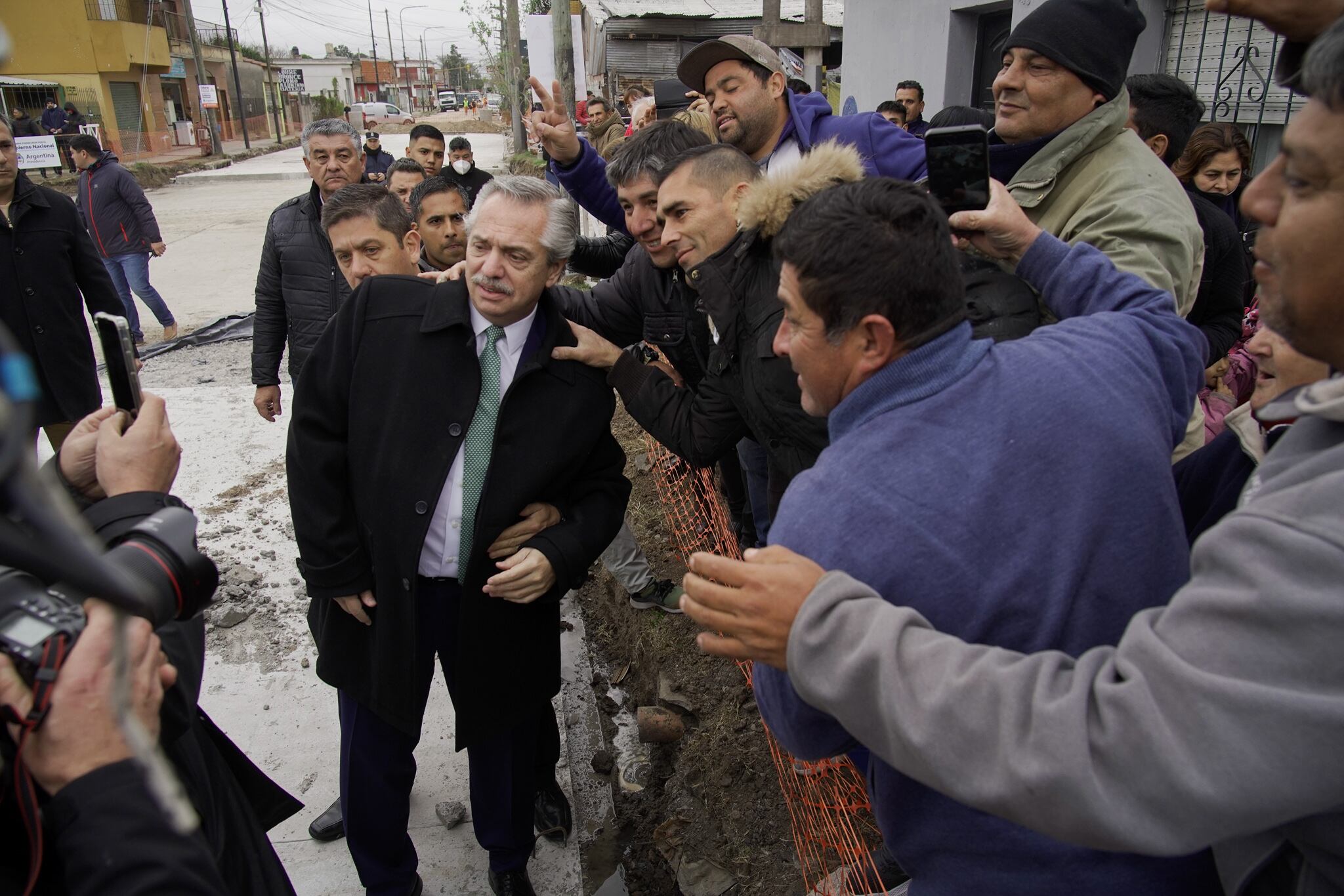 Alberto Fernández recorriendo las calles bonaerenses y saludándose con los presentes en el lugar. Foto: Clarín.