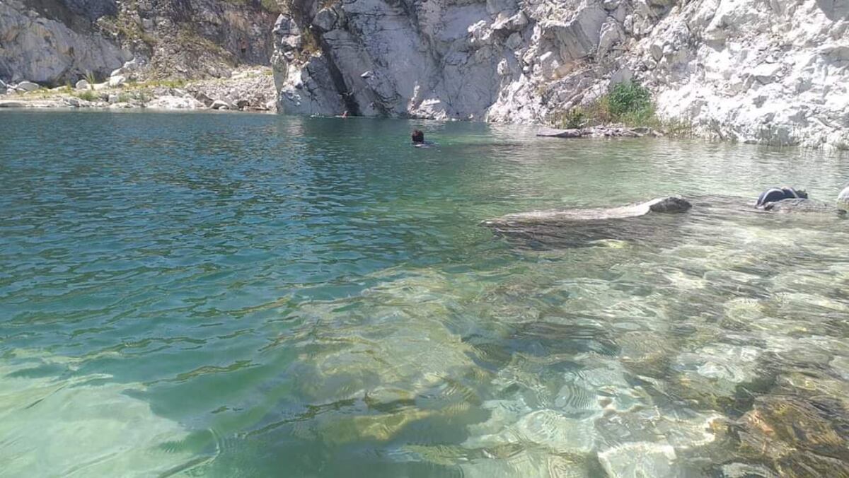 Un oasis entre piedras calizas: la laguna de Córdoba que sorprende por sus aguas turquesas