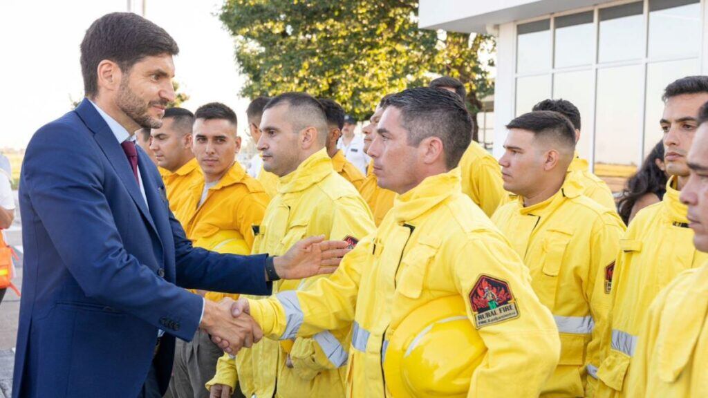 Maximiliano Pullaro se reunió con brigadistas antes de su traslado a Chubut