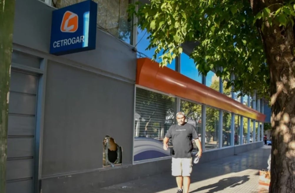 Hicieron un boquete en un local de Cetrogar en pleno centro de San Luis y se llevaron de todo.