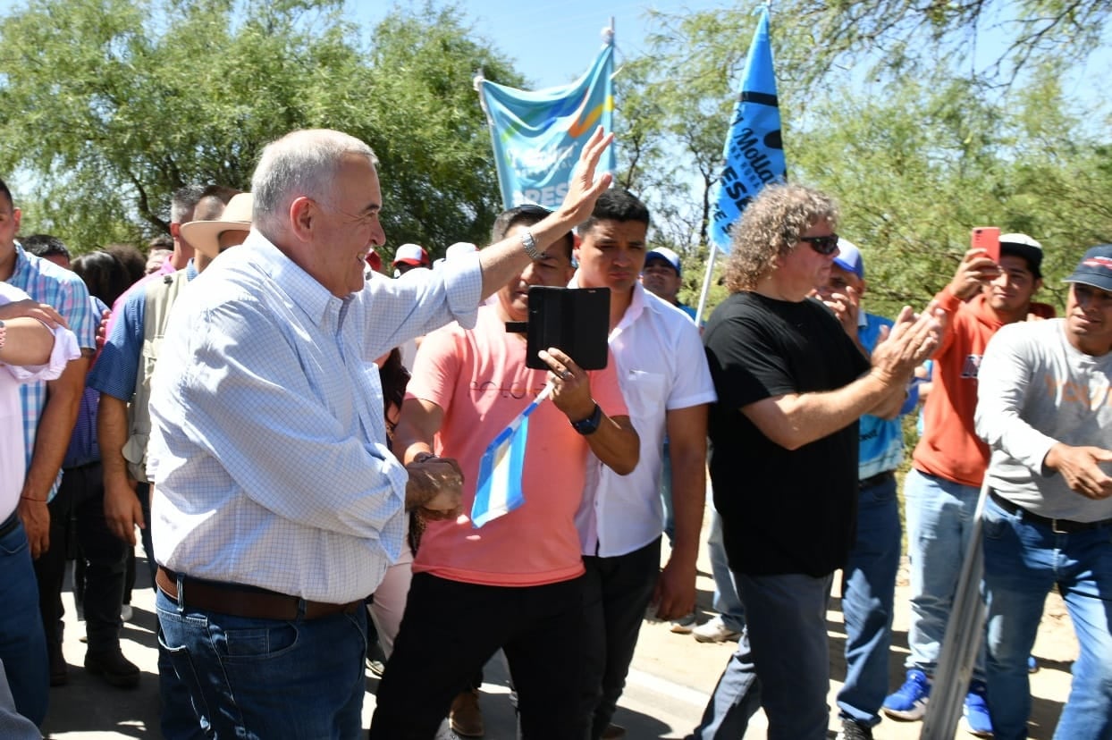 La comitiva estuvo escoltada por una multitud d elugareños que se acercaron a saludar.