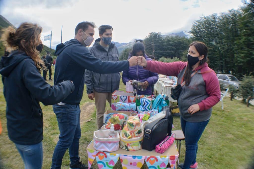 Gustavo Ventura visitando a Emprendedores en un encuentro realizado en Valle de Andorra.