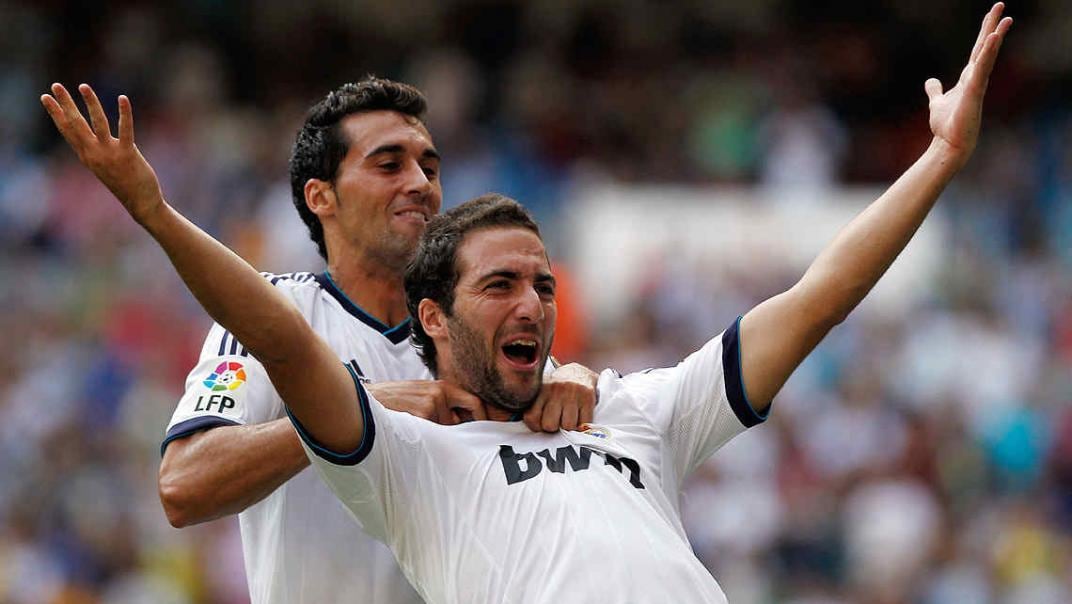 Higuaín posando con la camiseta del Real Madrid. (Foto: AP).