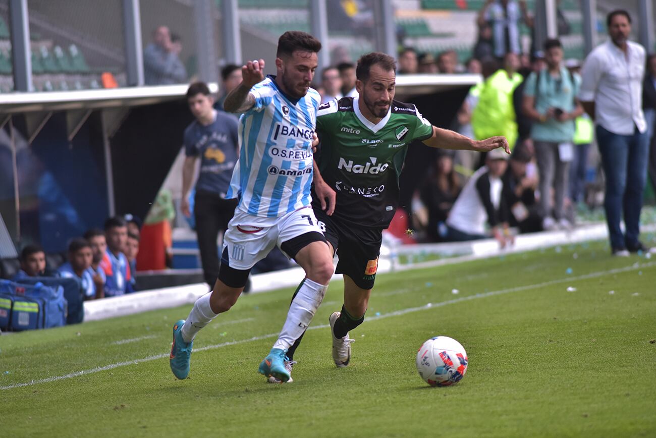 Racing de Nueva Italia se juega el ascenso frente a Villa Mitre en San Luis. (Javier Ferreyra / Enviado Especial)