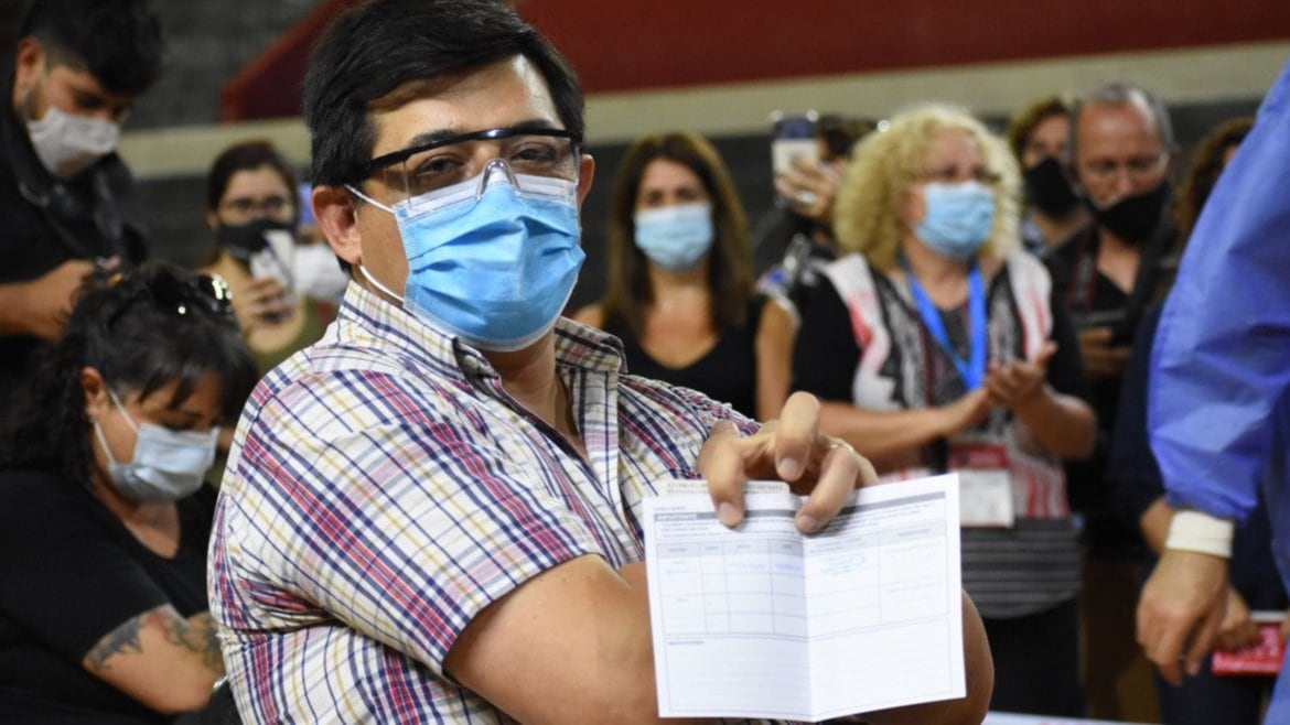 El primer vacunado contra el coronavirus en San Juan fue Matías Espejo. El médico es funcionario y terapista.