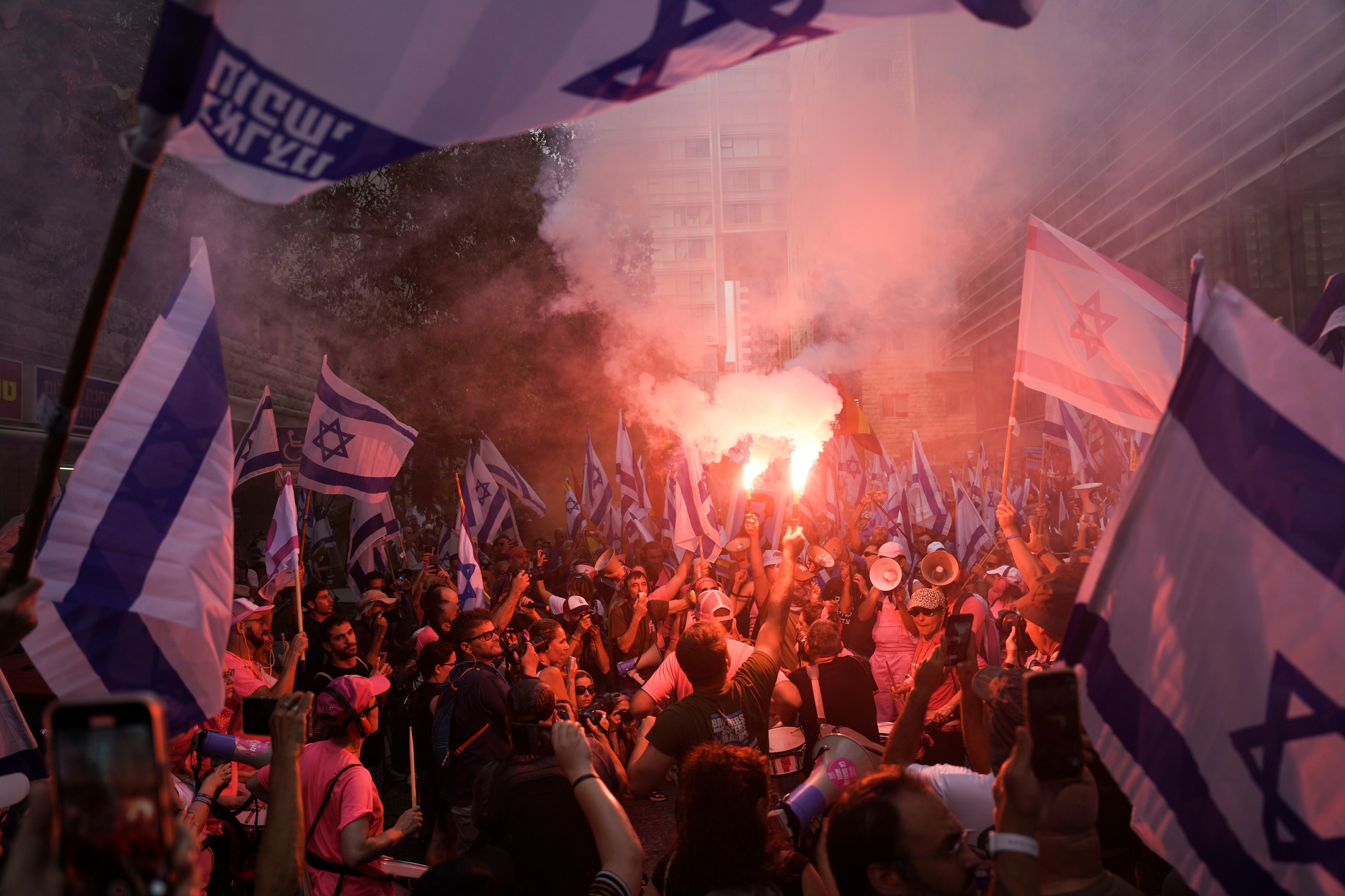 Israelíes protestas contra los planes del gobierno del primer ministro, Benjamin Netanyahu, para reformar el sistema judicial, en Tel Aviv, Israel, el 18 de julio de 2023. Foto: AP / Oded Balilty.