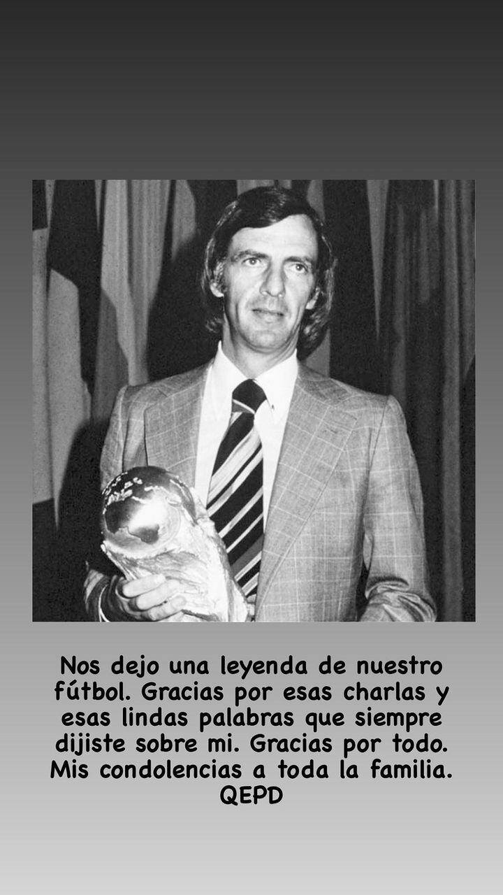 El futbolista de 36 años no dejó pasar la noticia de la partida del DT en la ciudad de Buenos Aires.