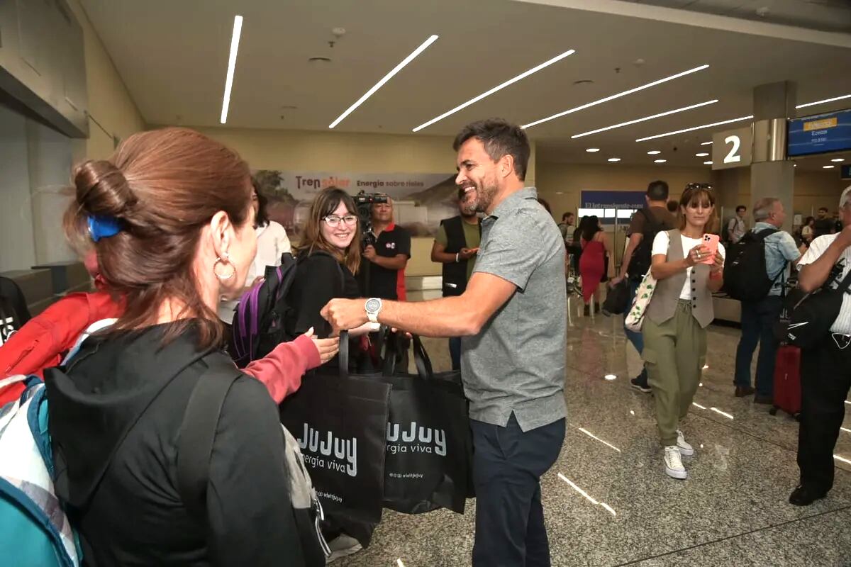 El ministro de Turismo y Cultura de Jujuy, Federico Posadas, entregó obsequios de bienvenida a los pasajeros arribados al Aeropuerto "Horacio Guzmán".