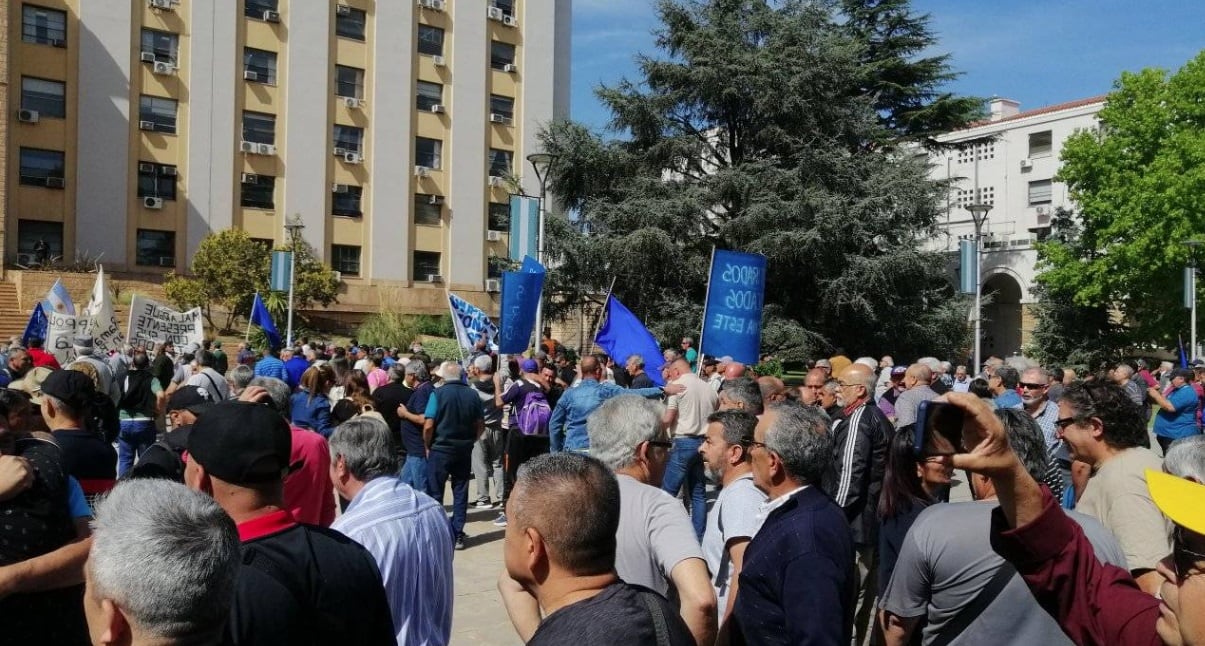 Concentración de Asociación Mutual para el Personal Policial (Amuppol), en casa de Gobierno de Mendoza.